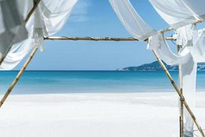 spiaggia tropicale con sfondo azzurro del cielo foto