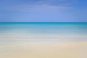 spiaggia tropicale e sfondo blu cielo foto