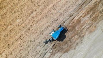 vista dall'alto di veicoli per trattori agricoli che lavorano al campo foto