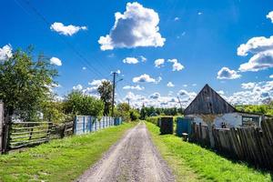 bella strada asfaltata vuota in campagna su sfondo colorato foto