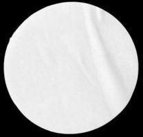 vuoto bianca cerchio forma etichetta isolato su nero sfondo. spiegazzato carta pezzo. modello modello foto