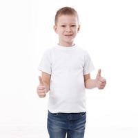 maglietta design e persone concetto - vicino su di giovane uomo nel vuoto bianca maglietta, camicia davanti e posteriore isolato. foto