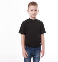 maglietta design e persone concetto - vicino su di giovane uomo nel vuoto nero maglietta, camicia davanti e posteriore isolato. foto