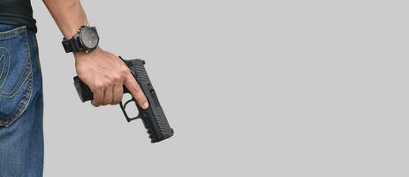 isolato 9mm pistola pistola Tenere nel giusto mano di pistola tiratore con ritaglio percorsi. foto