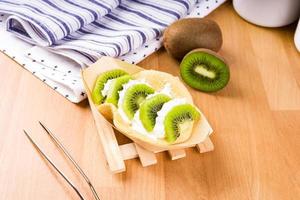 dessert kiwi su un tavolo foto