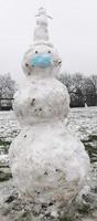 pupazzo di neve indossare un' corona virus maschera foto