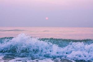 bolle su d'oro spiaggia con oceano acqua nel il mattina a Tailandia spiagge. foto