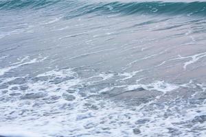 bolle su d'oro spiaggia con oceano acqua nel il mattina a Tailandia spiagge. foto