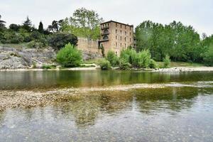 edifici su il fiume foto