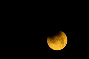 luna nel cielo notturno foto