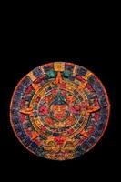 Maya calendario su buio sfondo foto