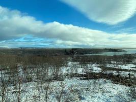 islandese inverno paesaggio con neve coperto colline e blu nuvoloso cielo foto