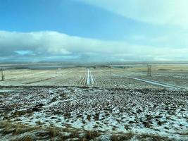 islandese inverno paesaggio con neve coperto colline e blu nuvoloso cielo foto