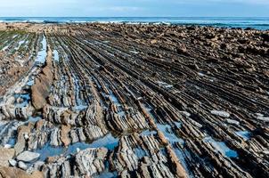 Flysch formazione rocciosa a Zumaia, Spagna foto