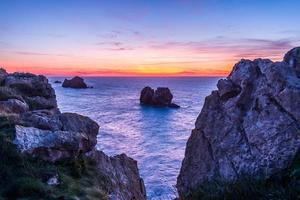 tramonto sulla spiaggia rocciosa foto