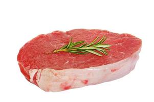 bianca Manzo isolato bistecca. crudo carne con rosmarino su un' bianca sfondo. foto