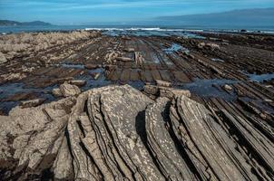 Flysch formazione rocciosa a Zumaia, Spagna foto