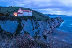 chiesa sulla scogliera al tramonto foto