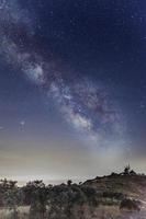 la via lattea con un mulino a vento sullo sfondo foto