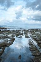 Flysch formazione rocciosa a Zumaia, Spagna foto