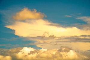 nuvole e blu soleggiato cielo, bianca nuvole al di sopra di blu cielo, aereo Visualizza, natura blu cielo bianca galloccia tempo atmosferico. foto