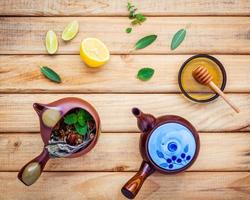 vista dall'alto di tisane su legno foto