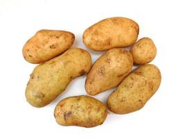 patate su uno sfondo bianco