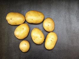 patate su uno sfondo di tavolo scuro