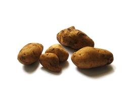 patate su uno sfondo bianco