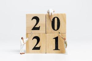 lavoratori in miniatura che dipingono il numero 2021, concetto di felice anno nuovo foto