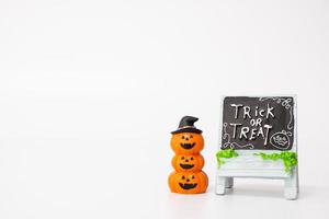 decorazione di oggetti di scena di halloween su uno sfondo bianco, concetto di festa di halloween foto
