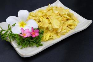 durian fritto in un piatto foto
