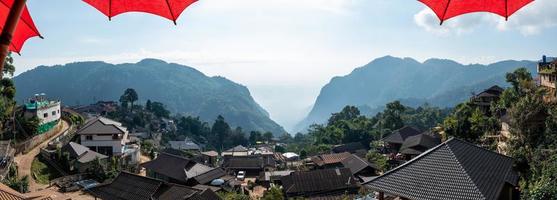 vista panoramica del villaggio di phahee con le montagne a chiang rai, thailandia foto