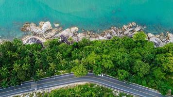veduta aerea di una strada dell'isola in thailandia foto