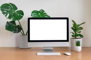 piano scrivania con computer e piante foto