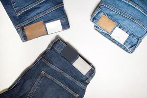 tre coppie di nuovo denim i pantaloni su un' bianca sfondo. foto