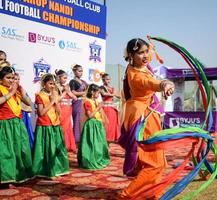 delhi, India - dicembre 11 2022 - bharathanatyam indiano classico odissi ballerini l'esecuzione a palcoscenico. bellissimo indiano ragazza ballerini nel il posizione di indiano danza. indiano classico danza bharatanatyam foto