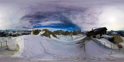 esplorando il intatto bellezza di il italiano Alpi foto