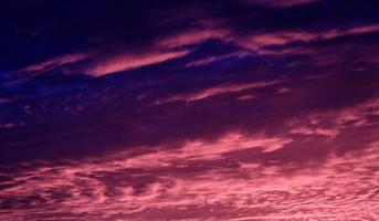 colorato cielo nuvoloso al tramonto foto