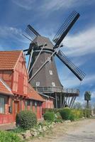 famoso mulino a vento di lemkenhafen, fehmarn, baltico mare,schleswig-holstein,germania foto