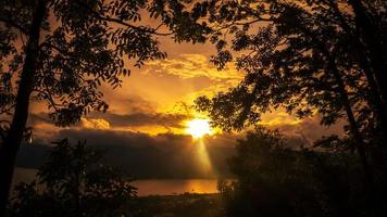 d'oro ora tramonto panorama con lago panoramica e silhouette di alberi foto
