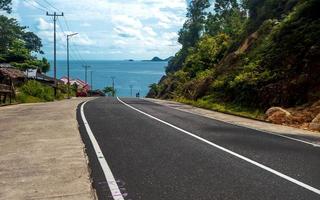 paesaggio con collina e vuoto strada verso il spiaggia foto