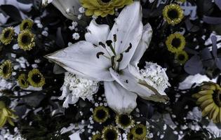 mazzo di fiori nel un' cimitero foto