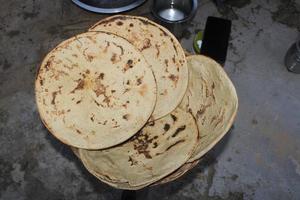 indiano villaggio cibo bajara roti foto