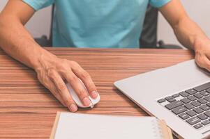 persona che utilizza un laptop per lavorare studio sulla scrivania foto