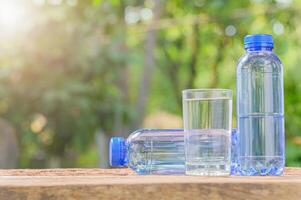 bottiglie di acqua potabile foto