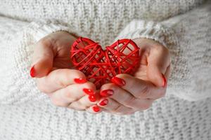 cuore nelle mani di una donna foto