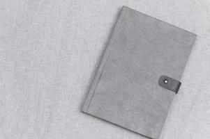 libro grigio libro su panno grigio foto