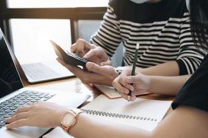 due persone che lavorano a casa foto