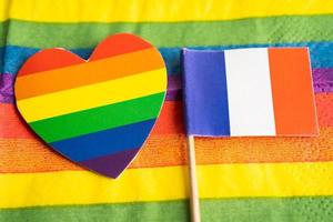 Francia bandiera su arcobaleno sfondo bandiera simbolo di lgbt gay orgoglio mese sociale movimento arcobaleno bandiera è un' simbolo di lesbica, gay, bisessuale, transgender, umano diritti, tolleranza e pace. foto